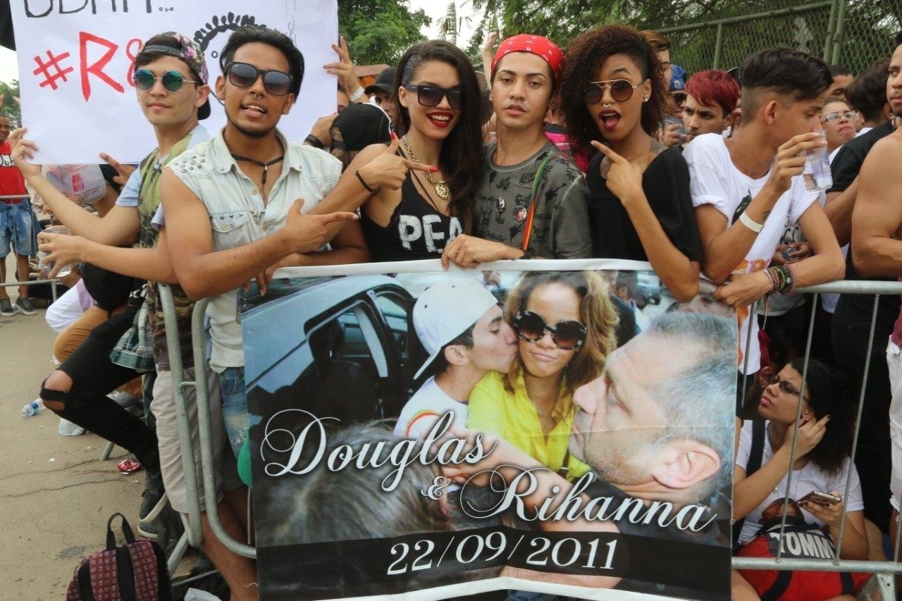 26.set.2015 - O estudante Douglas Fenty, 22, mostra o banner com foto ao lado de Rihanna, tirada em 2011. - Zulmair Rocha/UOL