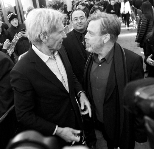 14.dez.2015 - Os atores Harrison Ford e Mark Hamill se cumprimentam na pré-estreia mundial de "Star Wars: O Despertar da Força", em Hollywood