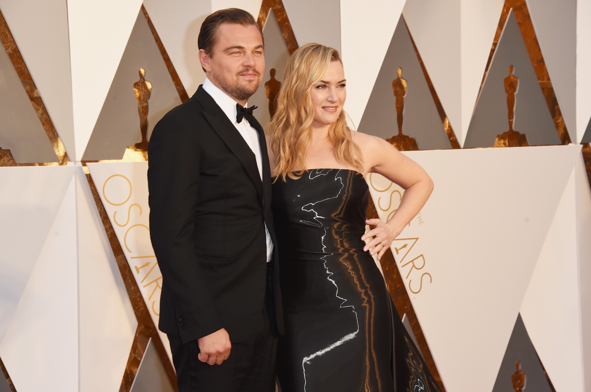 28.fev.2016 - Leonardo DiCaprio posa com Kate Winslet no tapete vermelho do Oscar 2016 - Jason Merritt/Getty Images