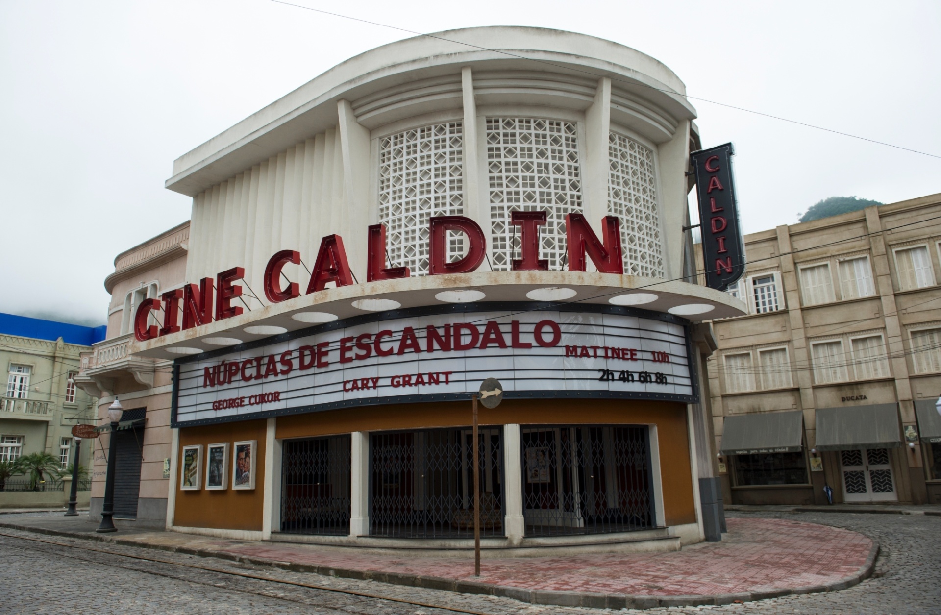 O Cine Caldin chama a atenção logo na entrada da cidade cenográfica de "Êta Mundo Bom": na ficção, o filme "Núpcias de Escândalo" tem sessão especial de matinê às 10h - Estevam Avellar/TV Globo