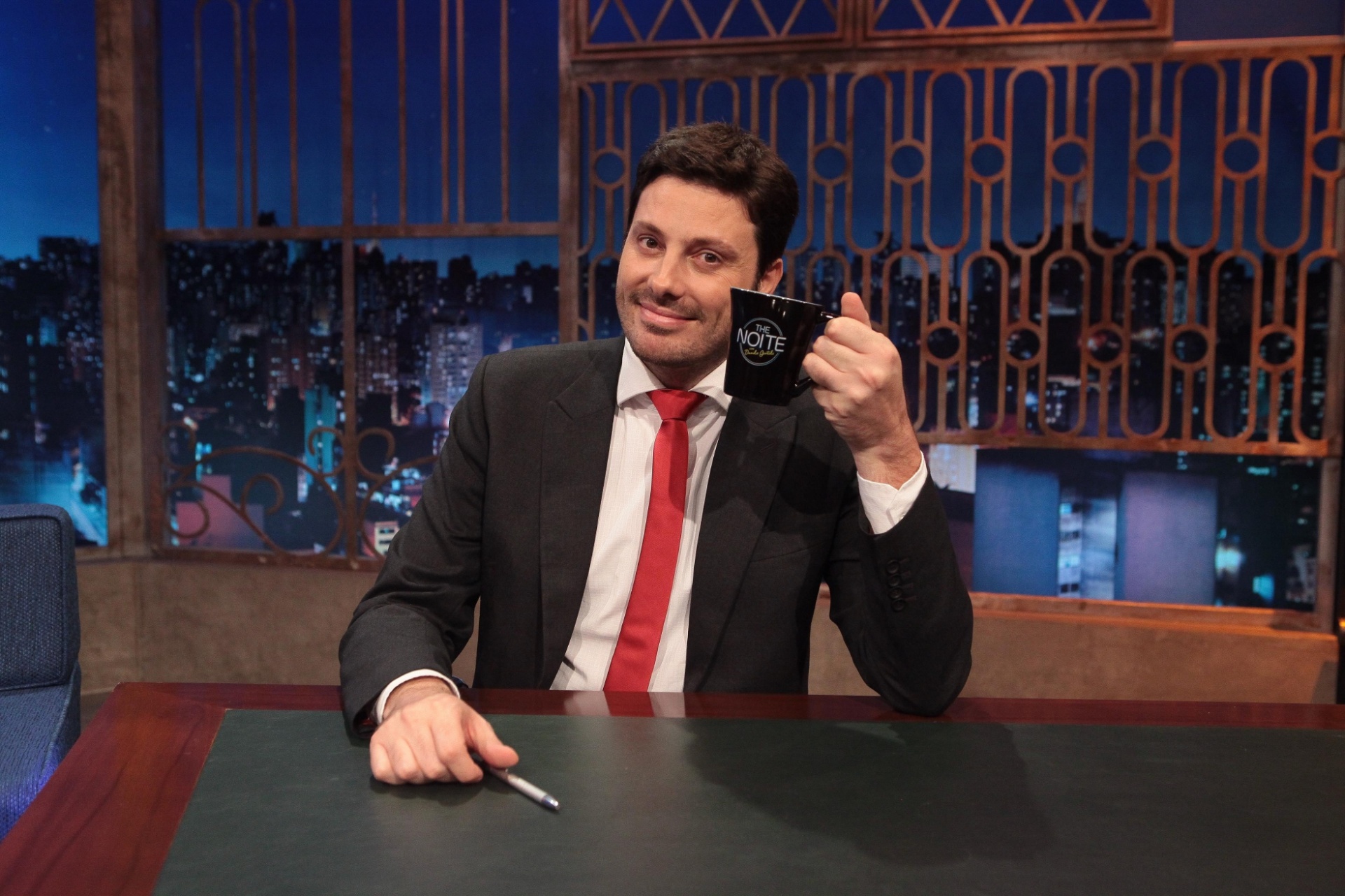 7.mar.2016 - Danilo Gentili em seu novo cenário de entrevistas do "The Noite" - Leonardo Nones/SBT