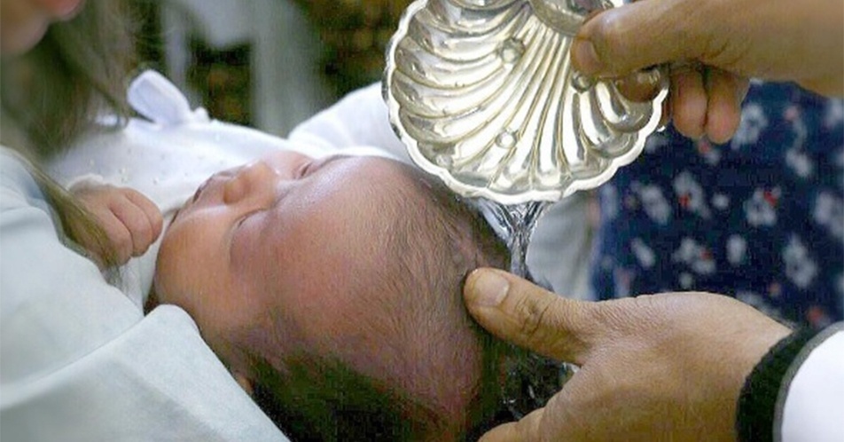 19.jul.2016 - Ex-participante do "MasterChef Brasil", Jiang Pu batiza a filha, Cecília, que nasceu em junho deste ano. "Momento da felicidade da família! E da mamãe, agora melancia vai ficar coNfortável?!", escreveu a chinesa em sua conta do Instagram - Reprodução/Instagram/pu.jiang1