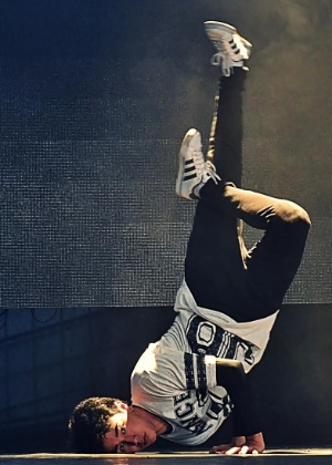 João Vitor Palma solo de danças urbanas nos palcos abertos do Festival de Joinville em 2015 - Arquivo pessoal - Arquivo pessoal