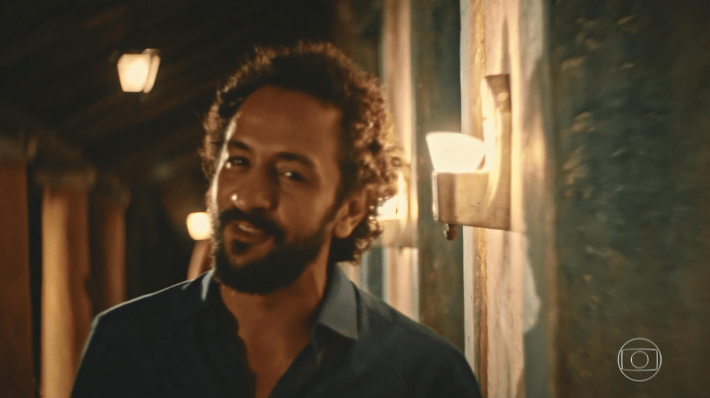 Bento (Irandhir Santos) olha para Santo (Domingos Montagner), substituído por uma câmera. A direção de "Velho Chico" desfocou a imagem para simular o olhar do personagem - Reprodução/TV Globo