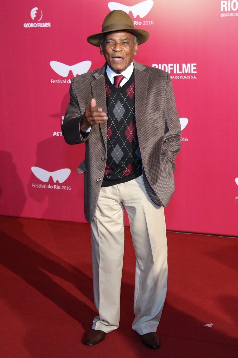 6.out.2016 - Antonio Pitanga posa para fotos ao chegar ao Festival do Rio - Roberto Filho /Brazil News