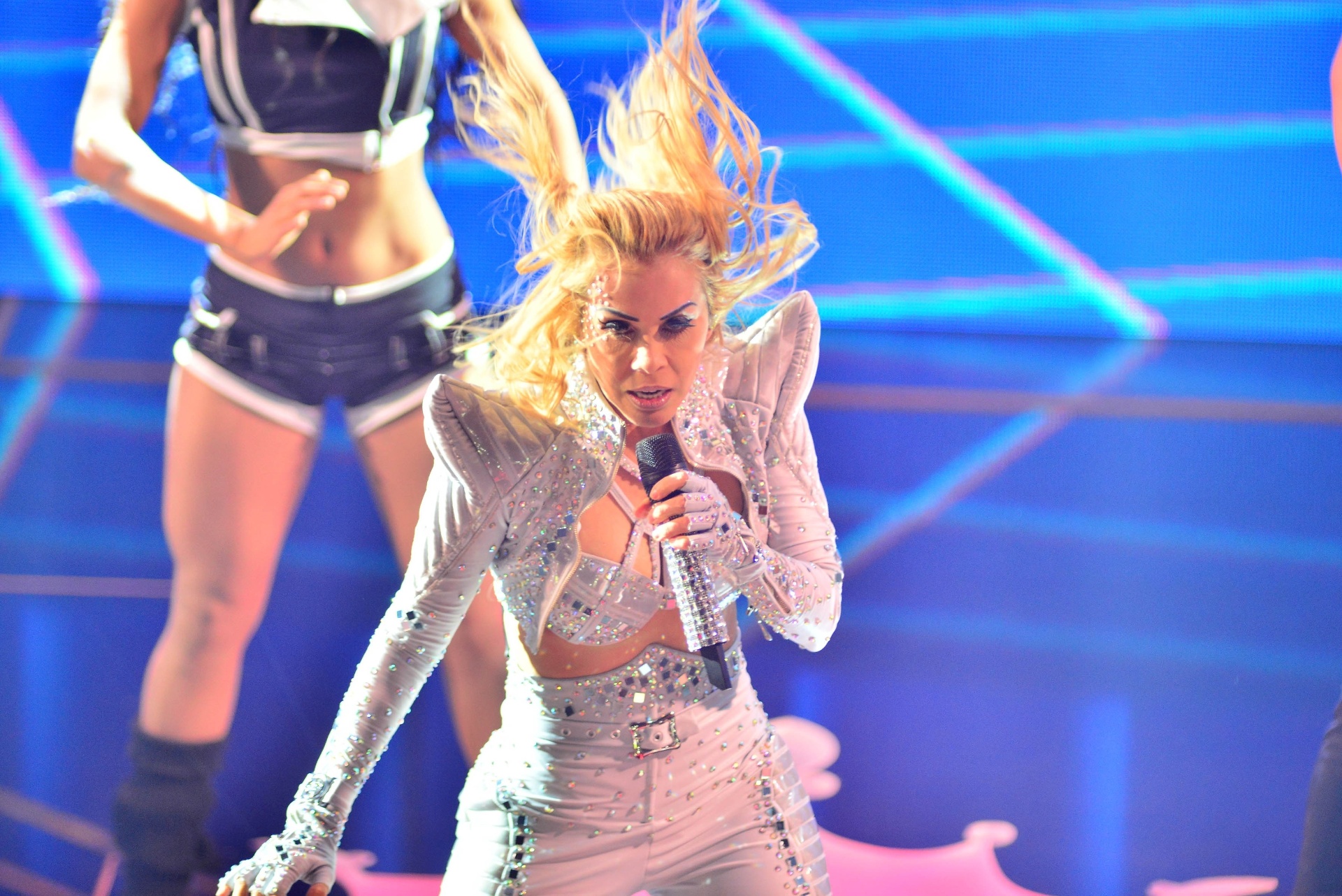 10.nov.2016 - Joelma começou o show de gravação do primeiro DVD solo de sua carreira com a agitada faixa "Game Over" - Lucas Lima/UOL