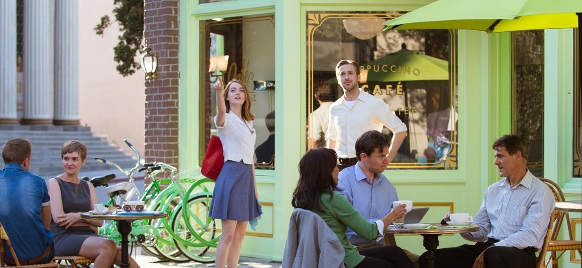 Emma Stone e Ryan Gosling em frente ao fictício café dos estúdios Warner Bros., cenário de "La La Land: Cantando Estações" - Divulgação