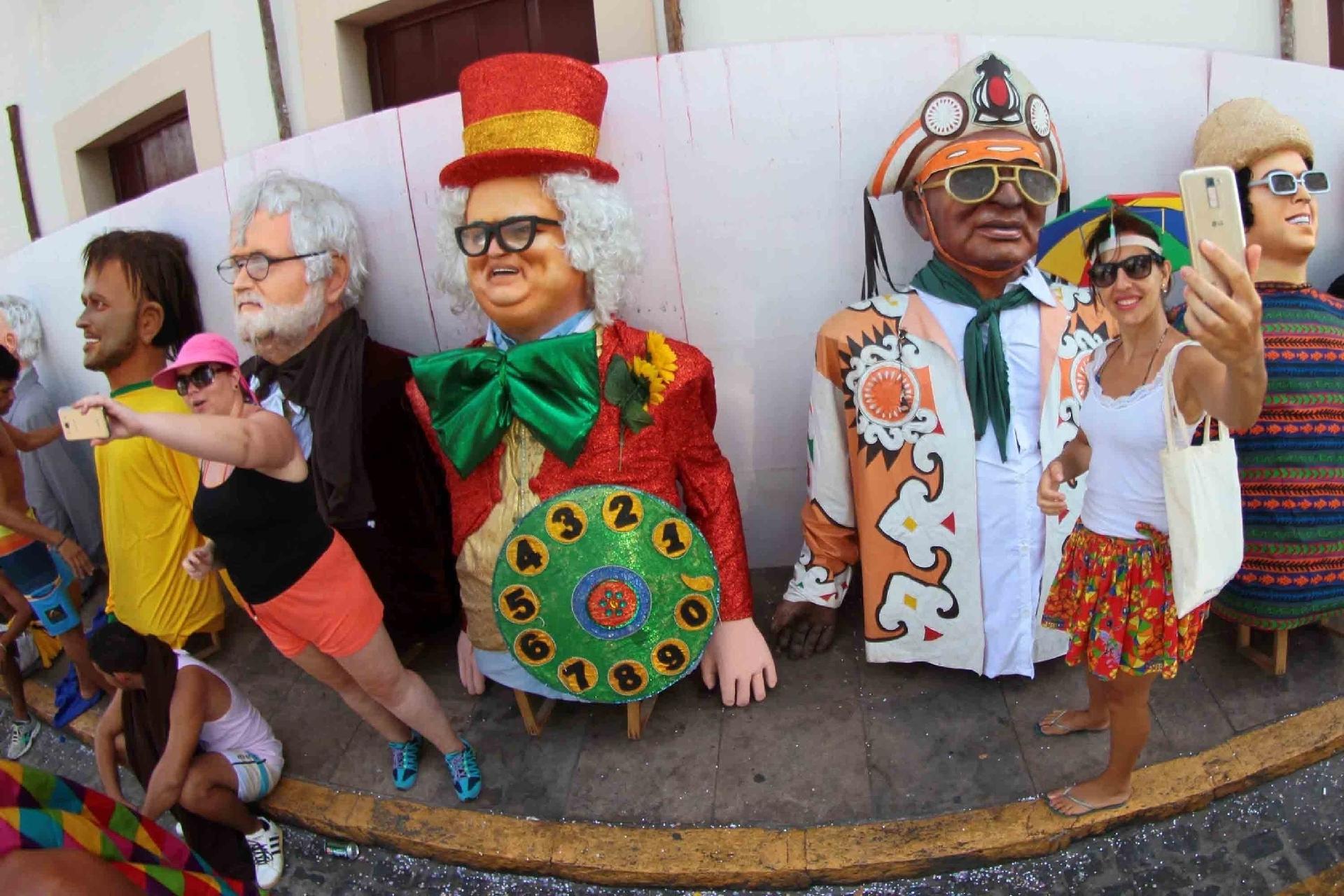 Diversas personalidades estão entre os homenageados, como Neymar, Chacrinha e Chico Science - Marlon Costa/Futura Press/Folhapress