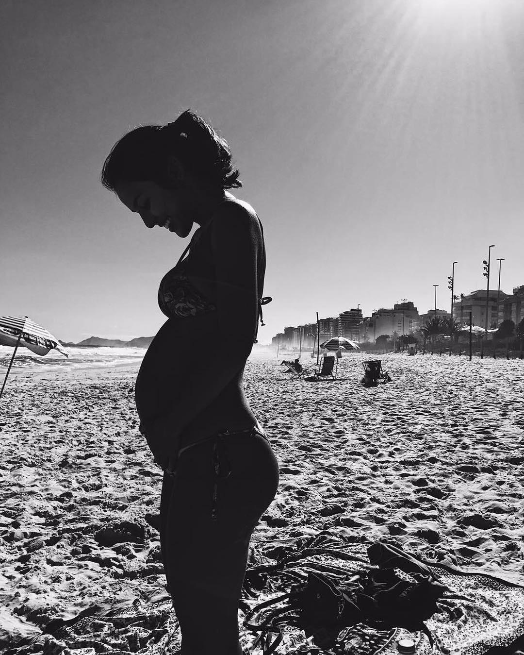 Grávida, Yanna Lavigne exibe barriga de sete meses na praia - Reprodução/Instagram/yannalavigne