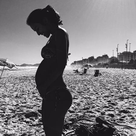 Grávida, Yanna Lavigne exibe barriga de sete meses na praia - Reprodução/Instagram/yannalavigne