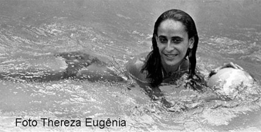 Thereza Eugênia registrou um momento de descontração de Maria Bethânia na piscina em 1970 - Thereza Eugênia/Divulgação