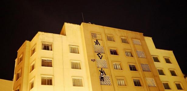 Pichador se arrisca em prédio para deixar sua marca - Reuters/Nacho Doce - Reuters/Nacho Doce