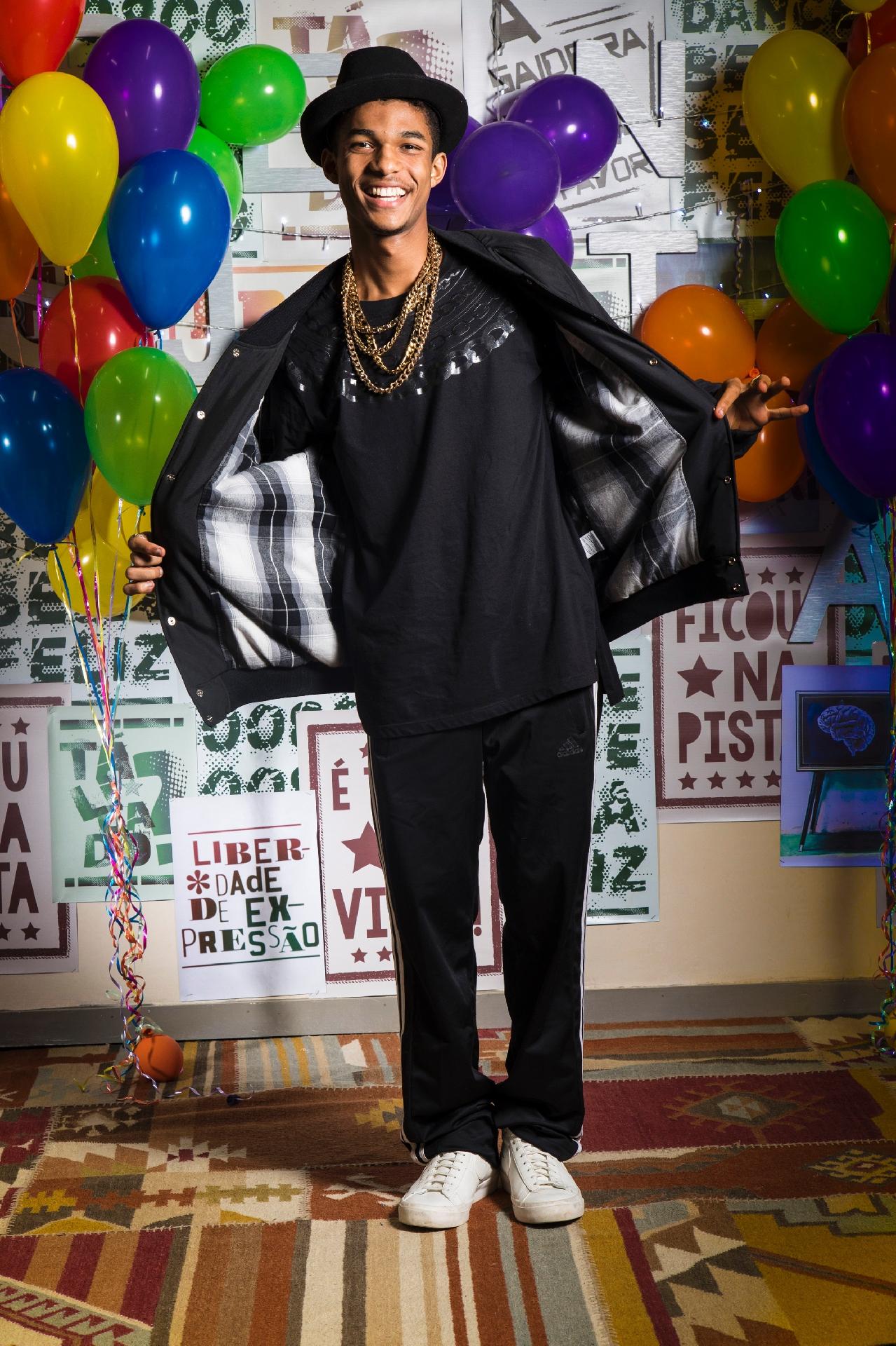 Anderson (Juan Paiva) se inspira no estilo do grupo Run DMC para se fantasiar para festa anos 80 de "Malhação: Viva a Diferença" - Sergio Zalis/TV Globo