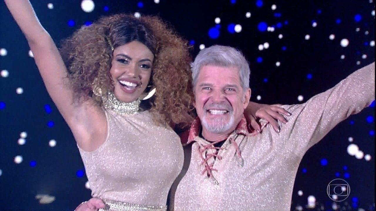 Pâmella Gomes e Raul Gazolla abriram a competição masculina e o ator dançou com bastante desenvoltura para quem jurava não saber nada sobre o ritmo Baladão. "Gostei da coreografia, da música e do entrosamento com a Pâmella", revelou nos bastidores - Reprodução/TV GLOBO