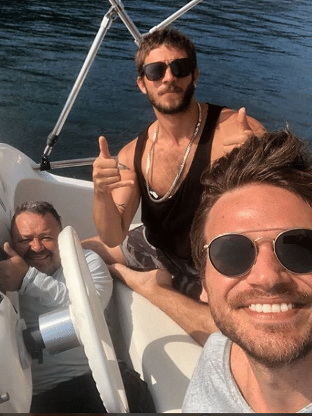 O "homem do barco", Chay Suede e Emílio Dantas - Reprodução/Instagram