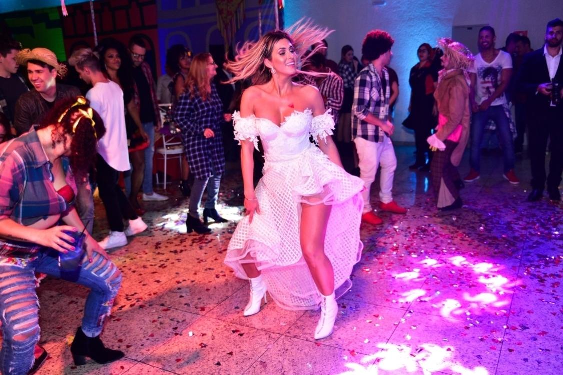 Com mais de um mês de atraso, Lívia Andrade comemorou seu aniversário de 35 anos vestida de noiva com um arraiá animado em São Paulo - Leo Franco / AgNews