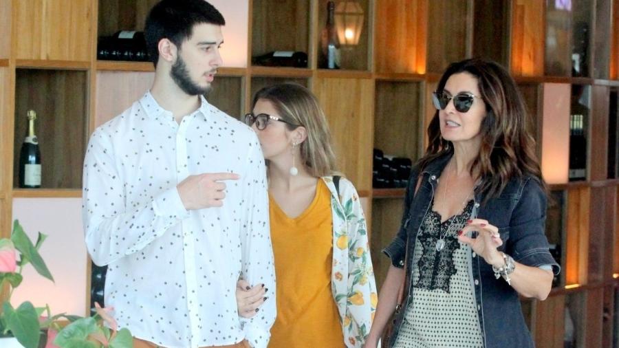 Fátima Bernardes passeia em shopping com o filho Vinicius e a namorada dele, Thalita - Daniel Delmiro/Ag.News