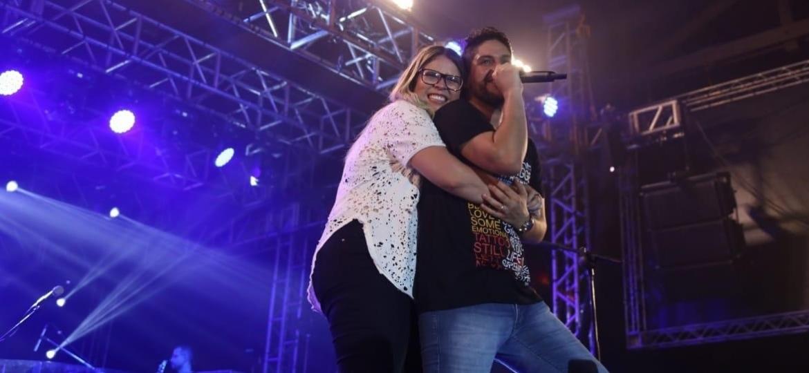Marília Mendonça surge de surpresa no show da dupla Jorge e Mateus, em São Paulo, e abraça Jorge - Wadson Henrique/Villa Country
