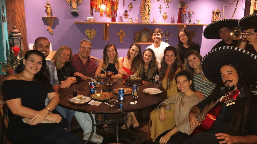 Juliana Paiva entre amigos e familiares em sua comemoração de aniversário - Reprodução/Instagram