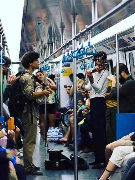 Artistas se apresentam em vagão de metrô - Reprodução Facebook/Artistas Metroviários
