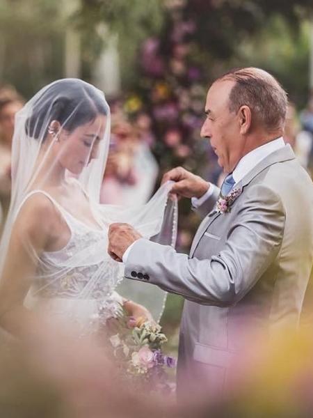 Isis Valverde e o pai, Rubens, no casamento da atriz - Reprodução/Instagram