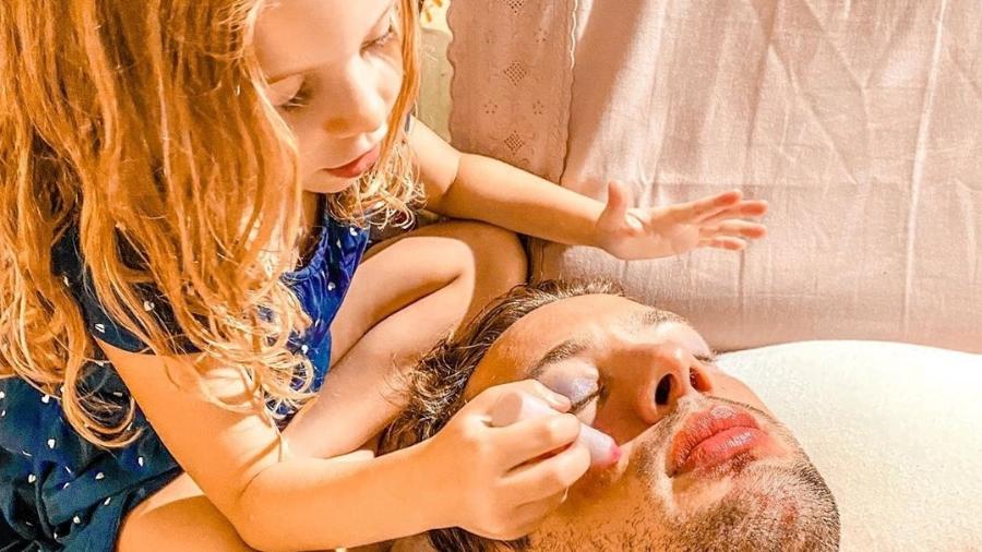Rafael Cardoso recebe maquiagem da filha, Aurora, 4 anos - Reprodução/Instagram