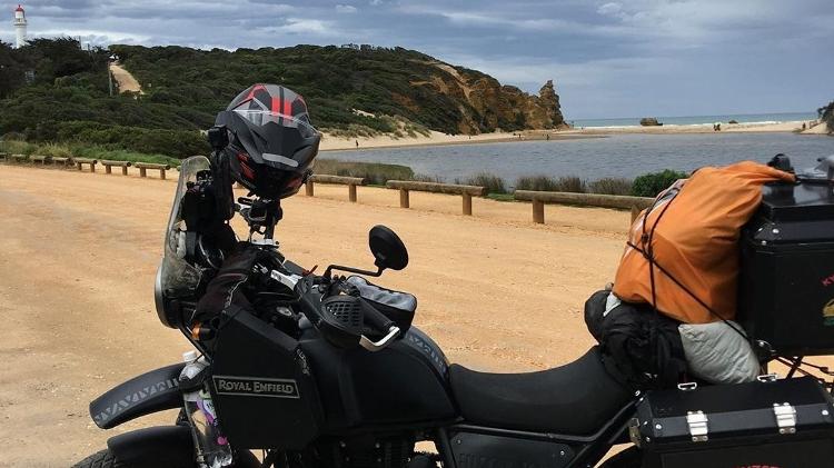 Em sua Royal Enfield Himalayan, moto reconhecida como "inquebrável", Toco carrega seu material de documentação audiovisual - Arquivo Pessoal