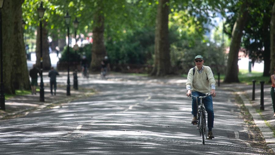 Homem andando de bicicleta no Parque Battersea, em Londres, na Inglaterra - Victoria Jones/PA Images via Getty Images