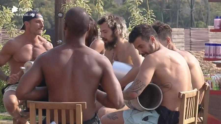 A Fazenda 2020: Peões se divertem com instrumentos musicais improvisados à beira da piscina - Reprodução/RecordTV