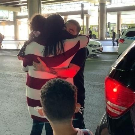 Yudi Tamashiro foi recepcionar os primos no Aeroporto de Guarulhos - Reprodução/Instagram