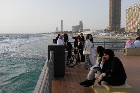 Homens e mulheres sauditas no píer de Jeddah - Sean Gallup/Getty Images - Sean Gallup/Getty Images