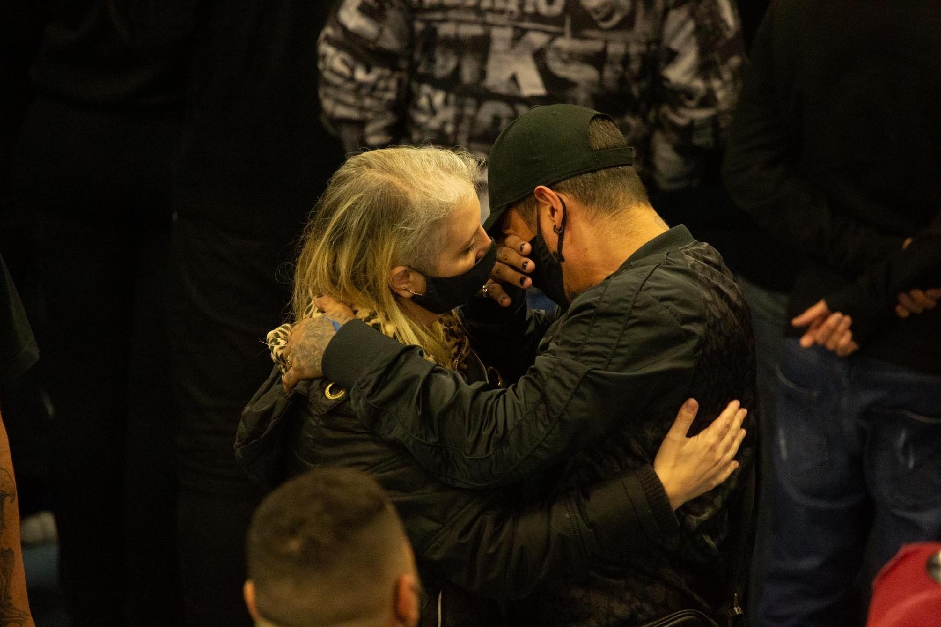 Fãs, amigos e familiares se aglomeraram na quadra da escola para se despedir do cantor - Amauri Nehn/Brazil News