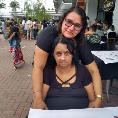 Maria Helena, sentada, com a filha Marcia, perdeu a visão dos dois olhos por glaucoma - Arquivo pessoal