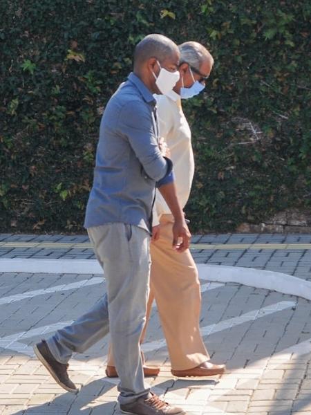 Pai e irmão de Rodrigo Quirino chegam ao velório em Campinas - Felipe de Souza/UOL - Felipe de Souza/UOL