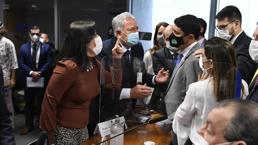 Com o dedo em riste, Simone Tebet fala com Wagner do Rosário, que a chamou de "descontrolada" - Roque de Sá/Roque de Sá/Agência Senado