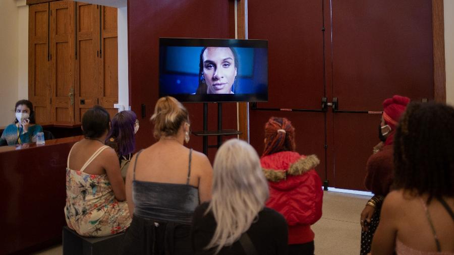 Grupo de visitantes assiste a depoimento da atriz e cantora Linn da Quebrada no Museu da Língua Portuguesa, em São Paulo - Camila Svenson/UOL
