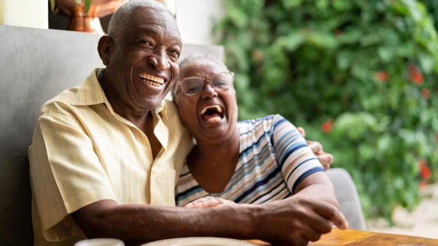 Um bom senso de humor, aliado a uma pitada de charme, pode ser a chave para o relacionamento - iStock