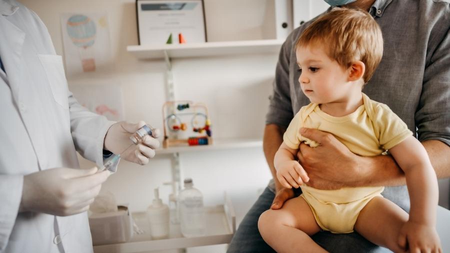 Entre os imunizantes contra covid-19 aprovados no Brasil, apenas dois são utilizados em crianças. O da Pfizer a partir de 5 anos de idade e a CoronaVac a partir de 6 anos - iStock