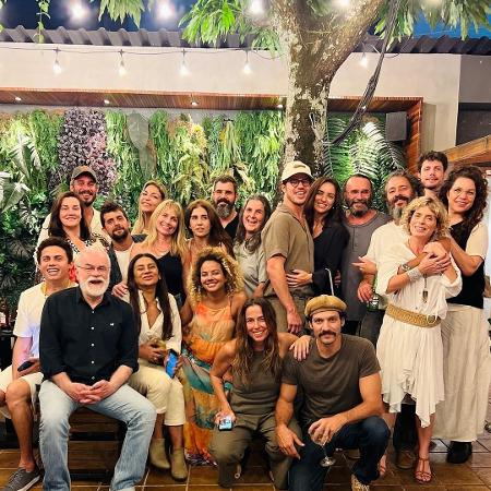 José Loreto e Rafa Kalimann posam com atores de Pantanal - Reprodução / Instagram