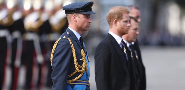 Por que William e Harry estavam com roupas diferentes no funeral da rainha?