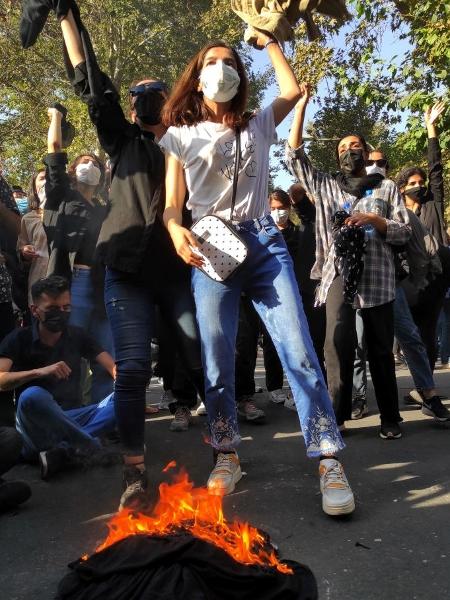 Mulheres iranianas colocaram fogo em seus hijabs em protesto pela morte de Mahsa Amini - Getty Images