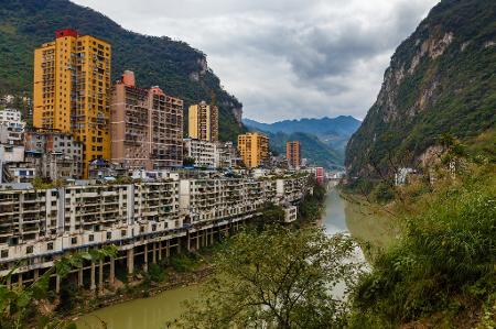 Yanjingzhen City View and Guanhe river, ChinaYanjin, na China, fica na província de Yunnan, a aproximadamente 2.060km de Xangai - Mieszko9/Getty Images/iStockphoto