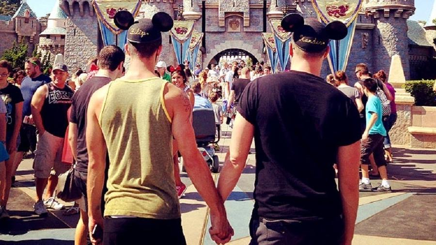 Casal gay em Orlando, nos Estados Unidos - ViajaBi!