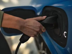 Conta de luz ficará mais cara: como economizar ao carregar carro elétrico