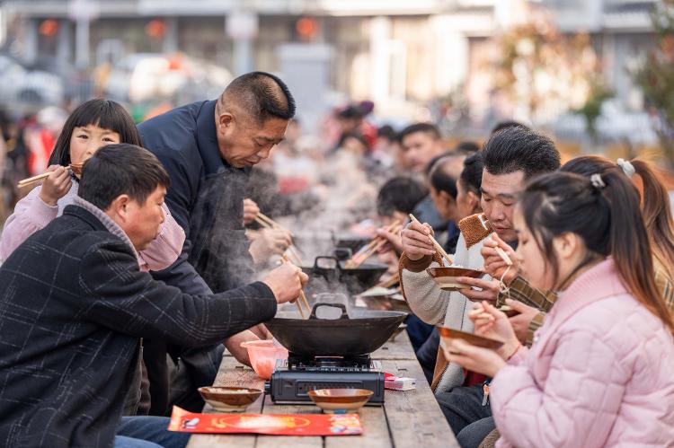 Família chinesa divide a mesa em Pingzi 