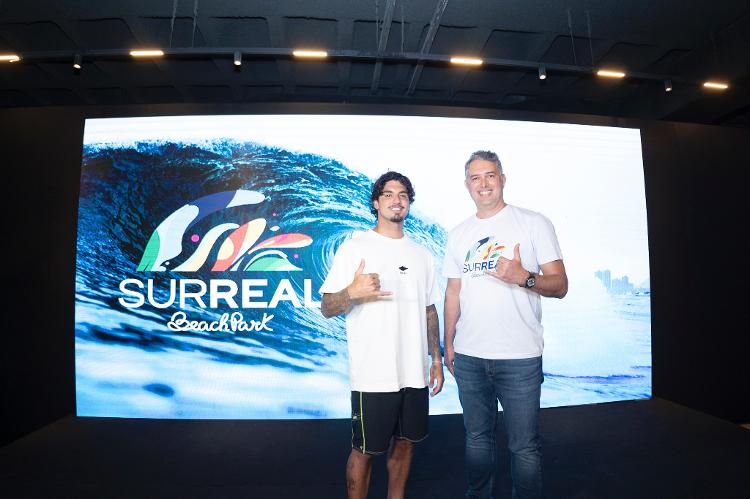 Gabriel Medina e Murilo Pascoal, diretor-executivo do Beach Park, no lançamento do Surreal