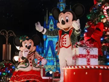 É Natal na Disney! Parques têm noites especiais com desfiles e doces grátis