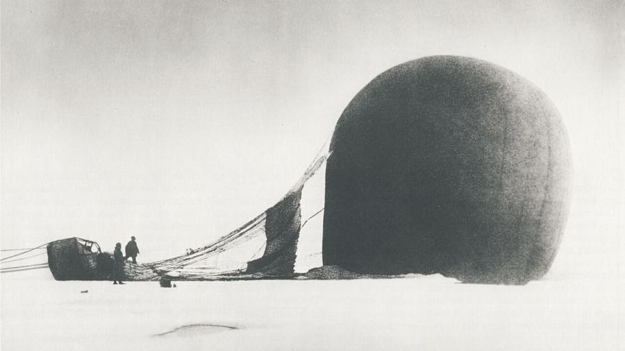 Andrée e Knut Frænkel com o balão no gelo, fotografados pelo terceiro membro da expedição, Nils Strindberg Andrée e Knut Frænkel com o balão no gelo, fotografados pelo terceiro membro da expedição, Nils Strindberg