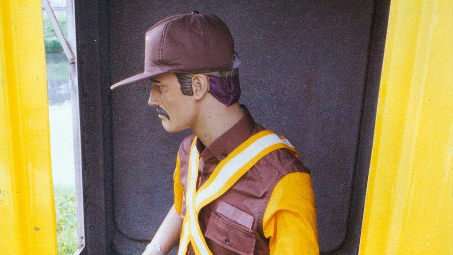 Boneco foi improviso em tempos de pouco dinheiro da CET e ganhou companhia entre 1994 e 1997
