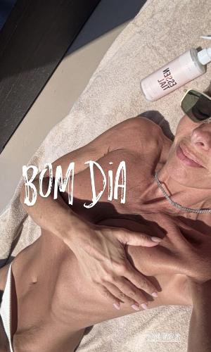Adriane Galisteu faz topless ao tomar sol na Turquia
